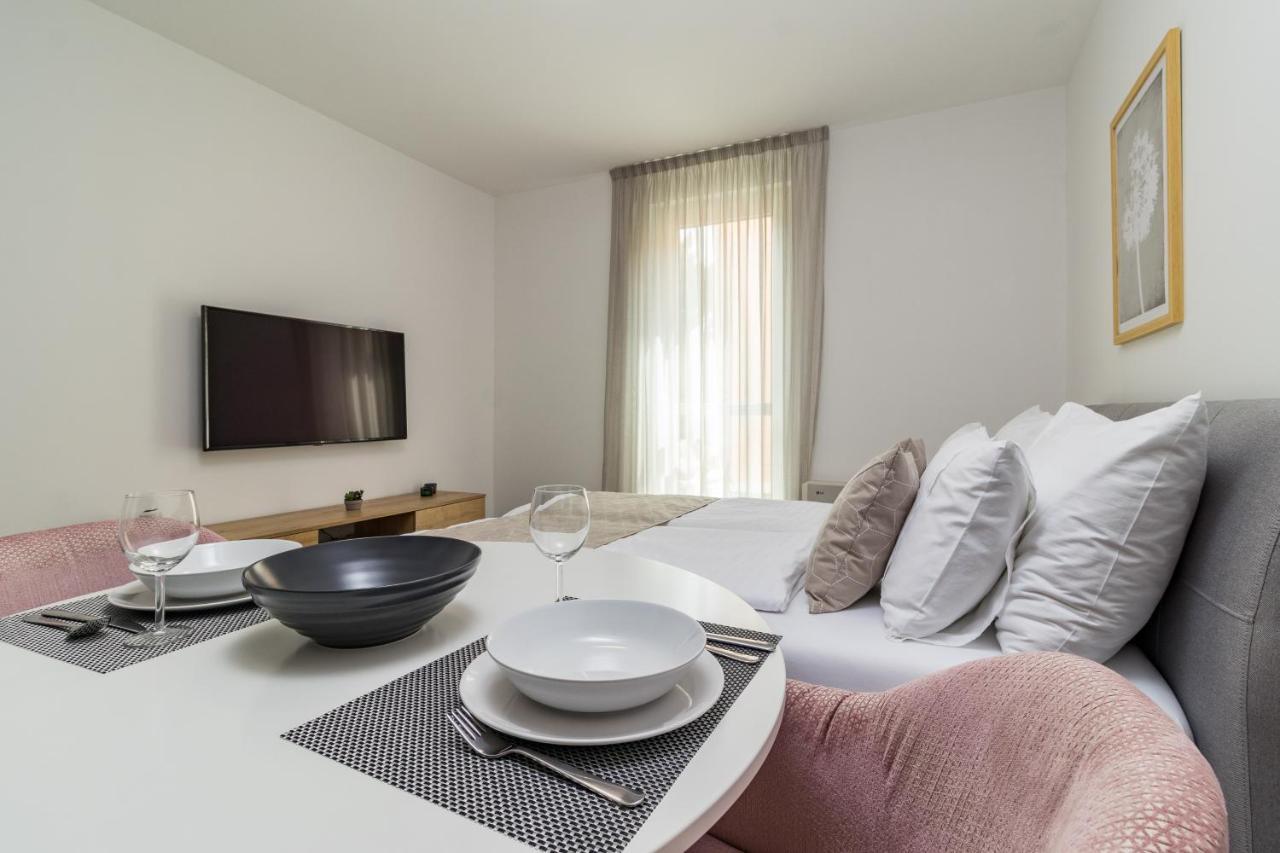 Luxury Apartments Magali 로비니 외부 사진